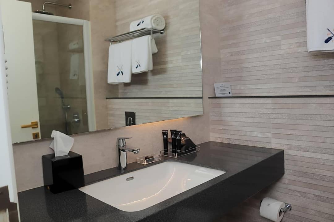 Mamba Point Hotel Freetown Bagian luar foto