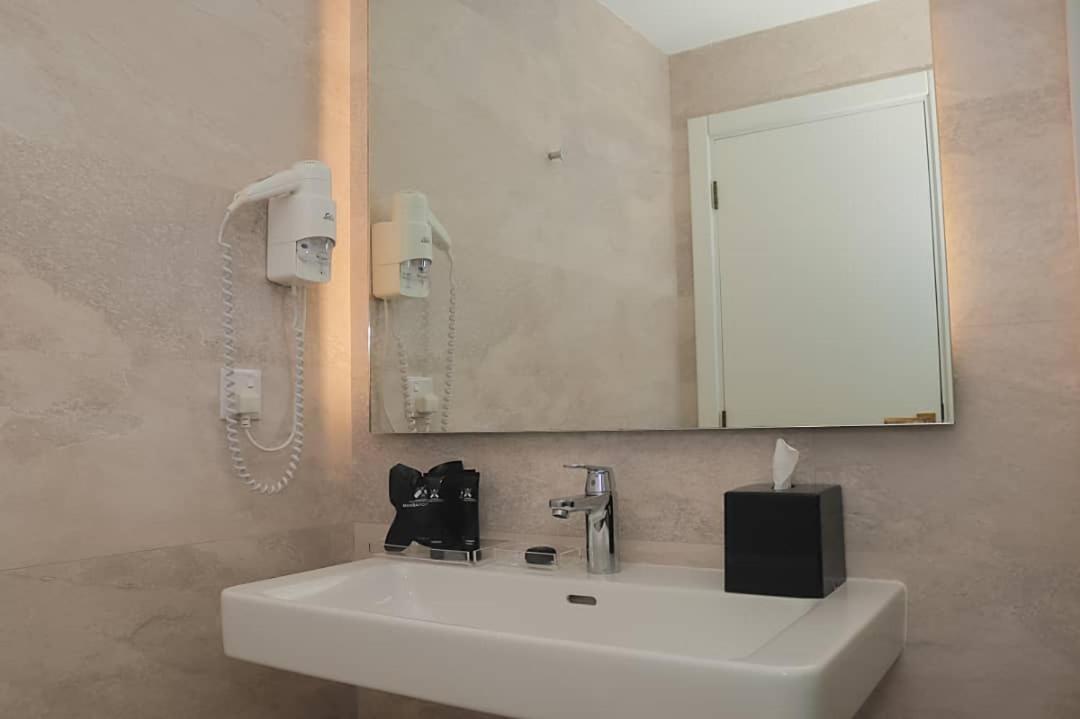 Mamba Point Hotel Freetown Bagian luar foto